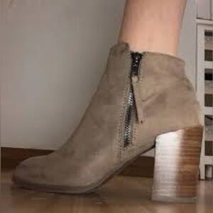 Forever21 Tan Booties Taupe suede ankle boots with a heel tan
Zipper
Size 6